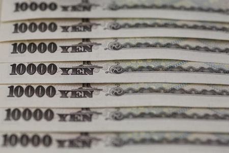 Asia FX creeps lower, yen fragile with more rate cues on tap