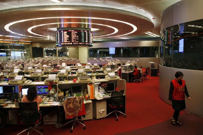 &copy; Reuters.  香港股市：早盘受汇丰拖累而下跌，博彩股遭获利了结表现疲软