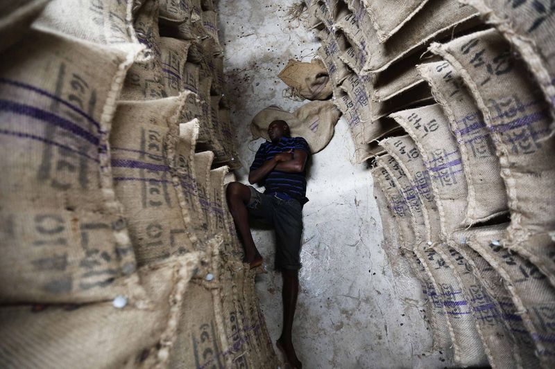 &copy; Reuters.  ALIMENTOS-Cacao cae por quinto día en EEUU, azúcar sin refinar cotiza sobre mínimo de seis años