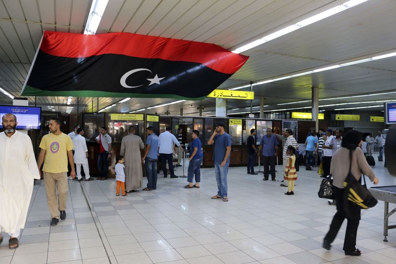 &copy; Reuters.  Governo oficial da Líbia bombardeia aeroporto em Trípoli