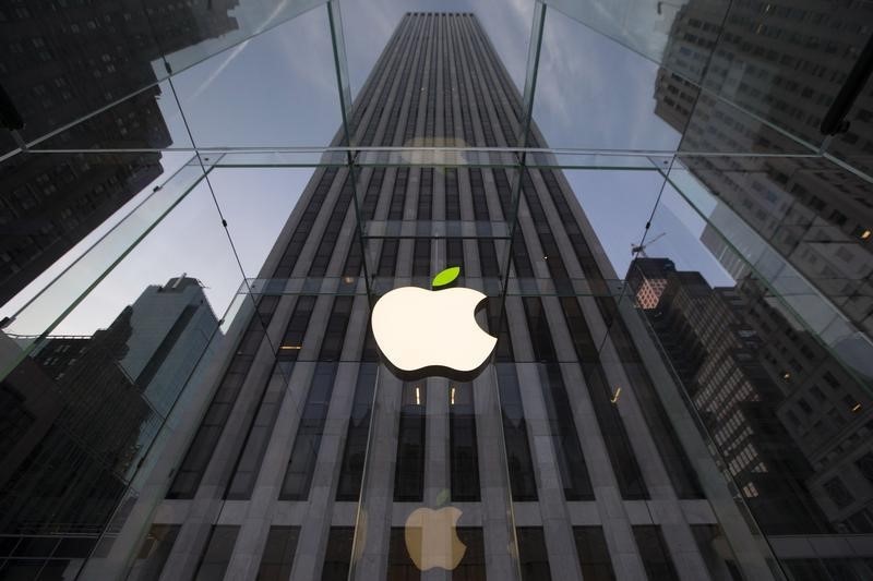 Apple платит бонусы до $180 тыс. из-за риска 