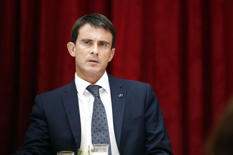 &copy; Reuters.  Fransa'da eski sosyalist başbakan Valls desteğini bağımsız Macron'a çevirdi