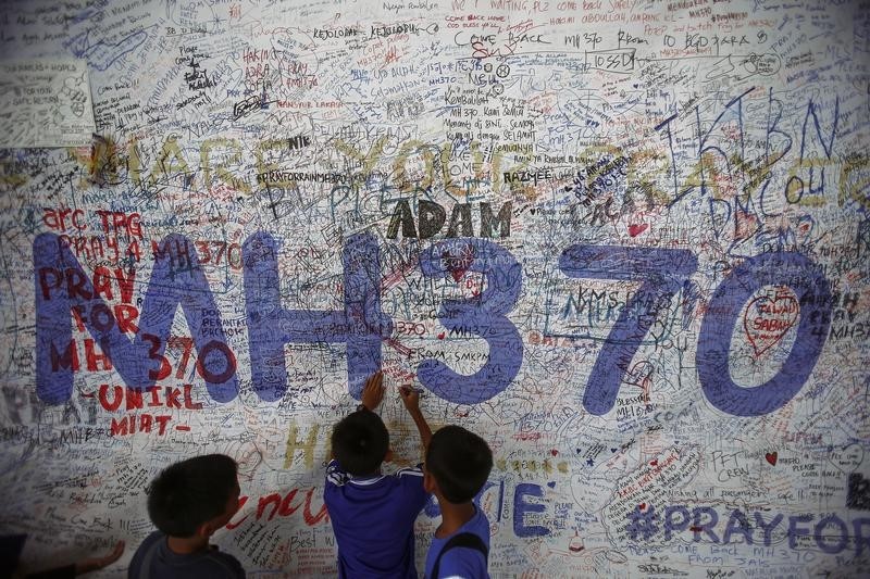 &copy; Reuters.  UPDATE 4-Underwater search for missing Malaysian flight ends without a trace