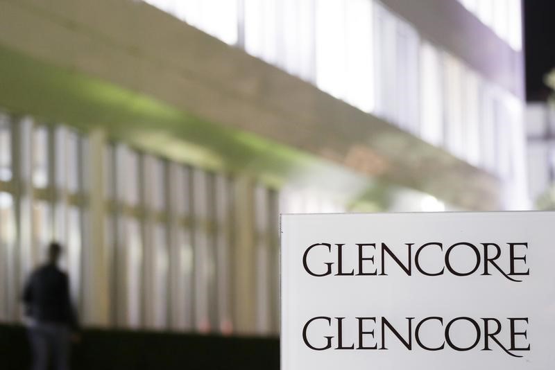 &copy; Reuters.  UPDATE 1-Glencore steps up debt-reduction plan, reports drop in copper output