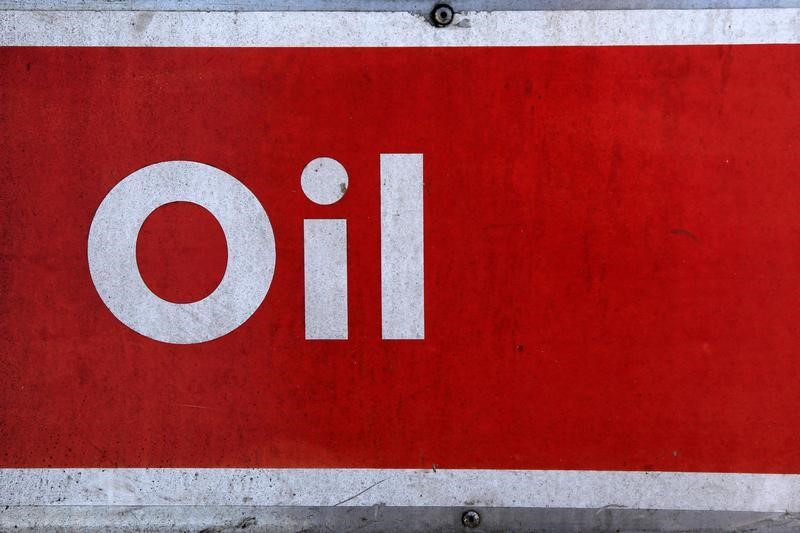 Нефть дорожает на данных об изменении запасов топлива в США