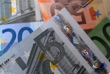 Euro slides on political turmoil in France