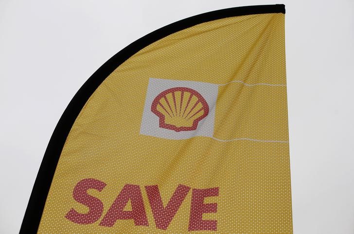&copy; Reuters. Shell faces barrage of protests over climate at AGM