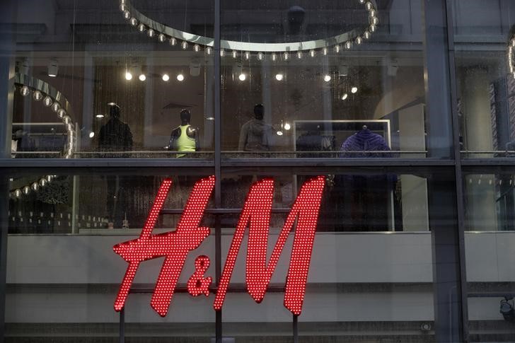 &copy; Reuters.  UPDATE 2-H&amp;M caught out by cold spring weather and strong dollar 