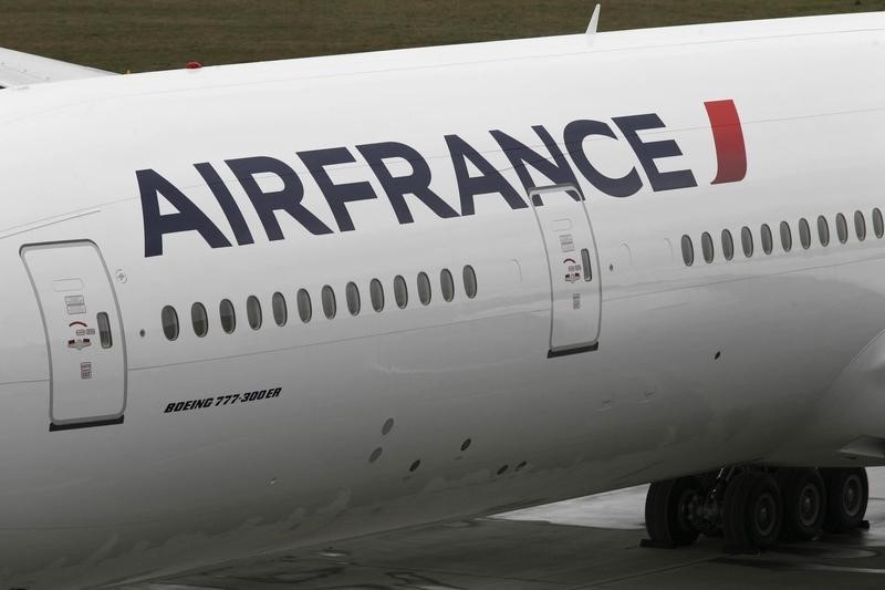&copy; Reuters.  Air France unions press pay demands, stop short of strike call