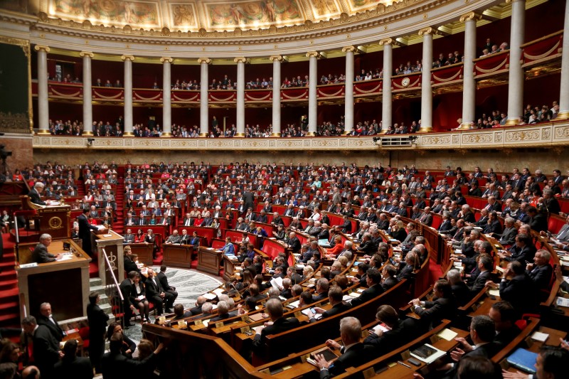&copy; Reuters.  La France n'a pas besoin d'une crise politique, dit Ayrault