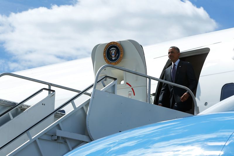© Reuters. Presidente dos EUA, Barack Obama, desembarca na Cidade do Panamá