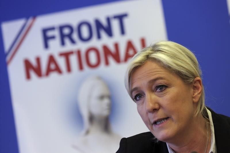 &copy; Reuters.  Marine Le Pen, feliz con Grecia, pide la vuelta a las monedas nacionales