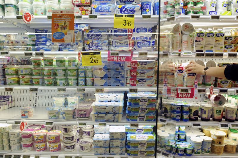 &copy; Reuters.  Carrefour lanza cesta de 30 productos a precio fijo para &quot;aliviar&quot; a familias