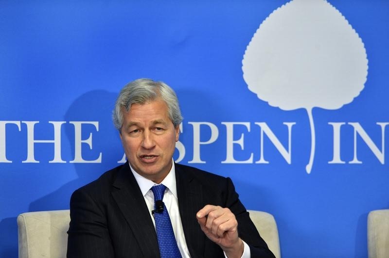 &copy; Reuters.  JPMorgan CEO Dimon's pay package rose above $20 million in 2014: WSJ