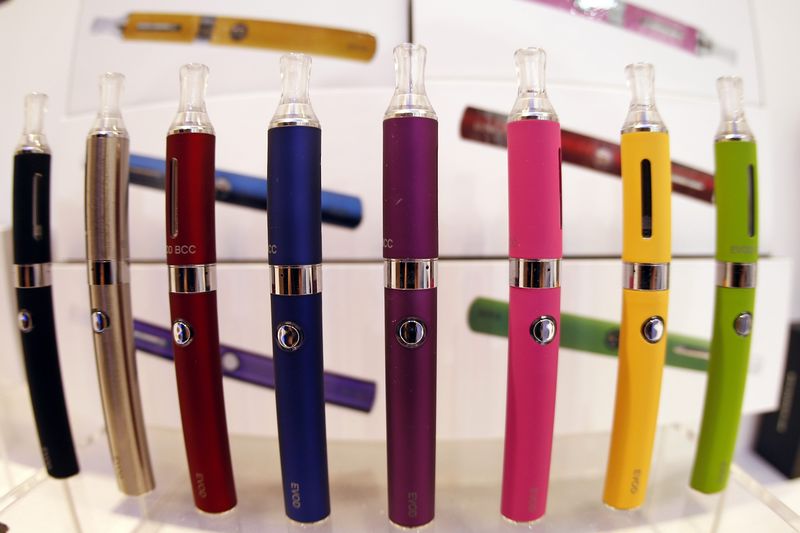 © Reuters. Juul brand vaping pens are seen for sale in a shop in Manhattan in New York City