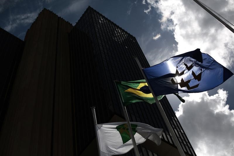 &copy; Reuters.  Brezilya Merkez Bankası politika faizini beklentilere paralel olarak 50 bp indirerek %5.5&#39;e düşürdü