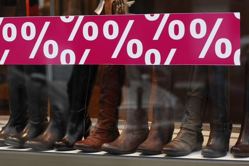 &copy; Reuters.  Kunden kaufen günstigere Schuhe - Durchschnittpreise gesunken