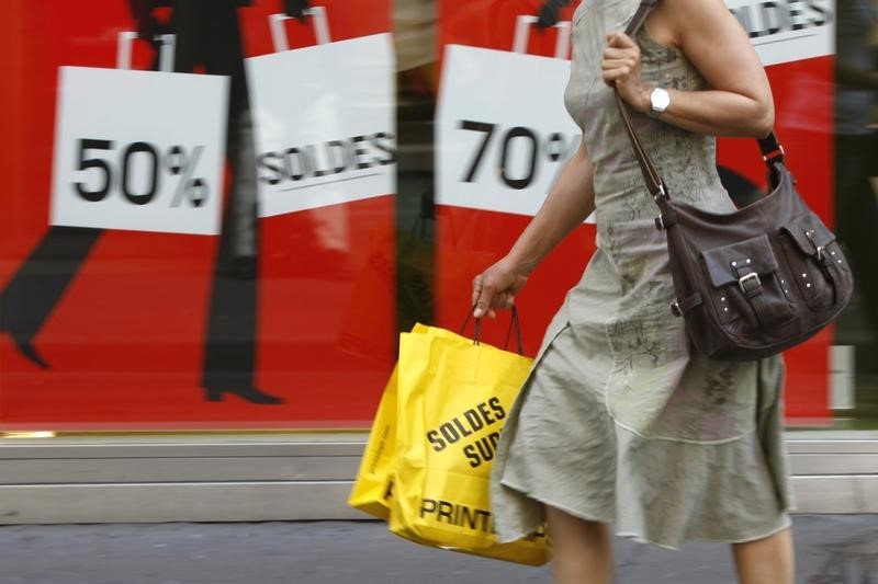 &copy; Reuters.  Francia, fiducia consumatori sale a massimo da 10 anni in giugno