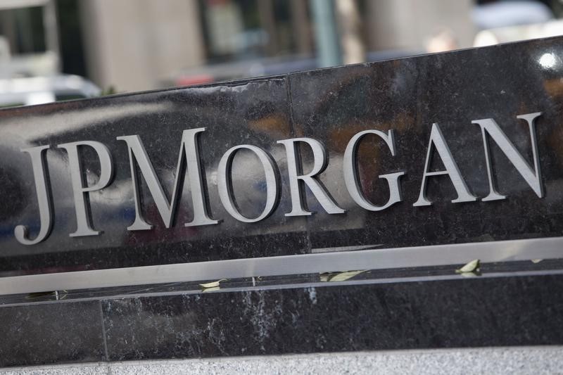 JPMorgan Gains After ‘Good Win’, Investment Banking Revenue Slips 43%