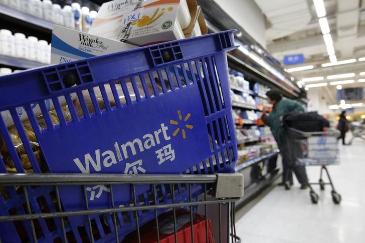 Walmart Gains on Raised Guidance, Analyst Sees More Upside Than Downside
