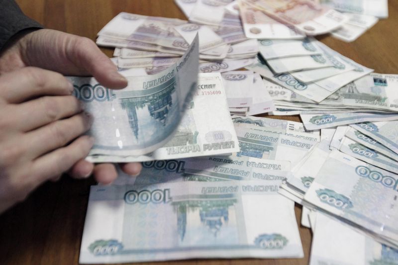 El rublo sube un 0,34 % frente al dólar y un 0,17 % ante el euro