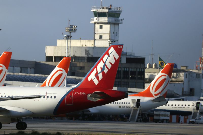 &copy; Reuters.  RPT-Regulador de aviación de Brasil recomienda norma de dos personas dentro de la cabina
