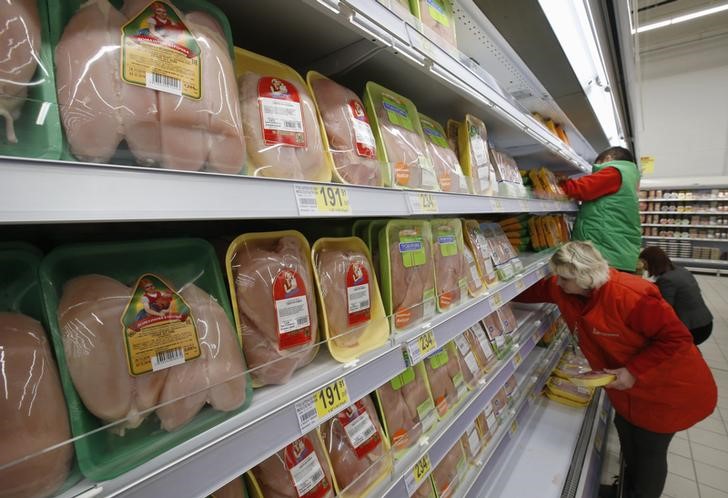 &copy; Reuters.  Жесткая экономия: у половины россиян есть деньги только на еду