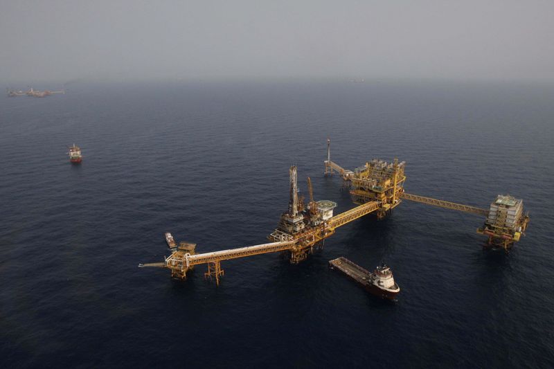 &copy; Reuters.  Brasileña Oleo e Gas negocia con OSX para detener producción de petróleo de campo Tubarao Azul