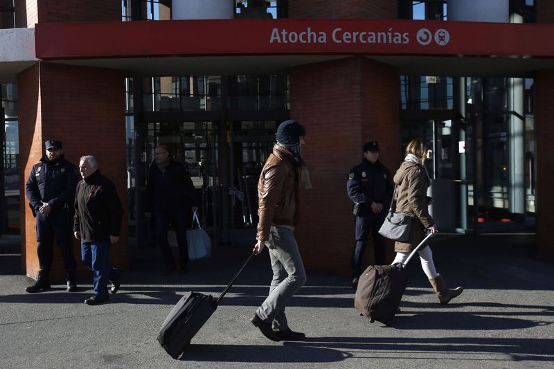 &copy; Reuters.  إسبانيا تسجل في 2015 أكبر تراجع سنوي بمعدل البطالة