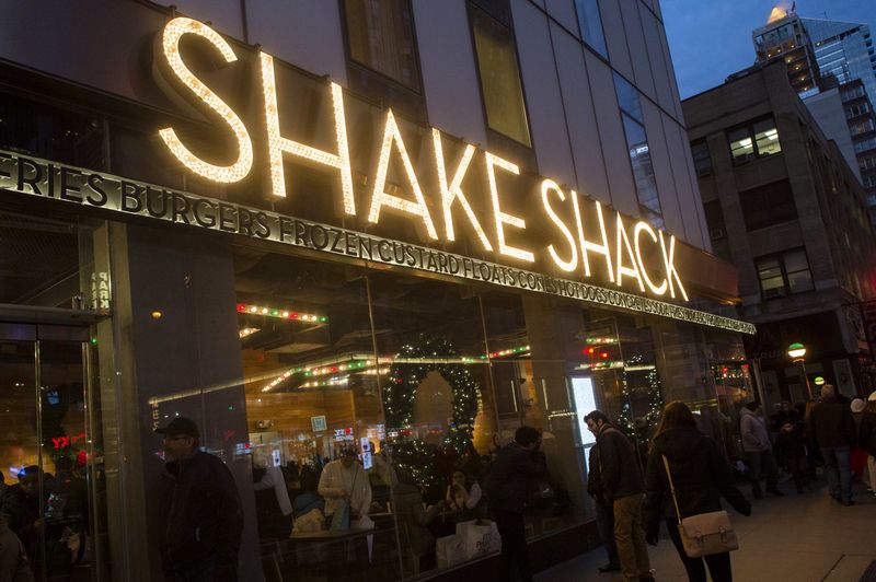 &copy; Reuters.  网红汉堡Shake Shack(SHAK.US)股价飙升，预计全年销售额将首次超过10亿美元