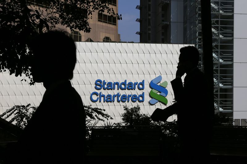&copy; Reuters.  Standard Chartered сократил квартальную прибыль на 60%