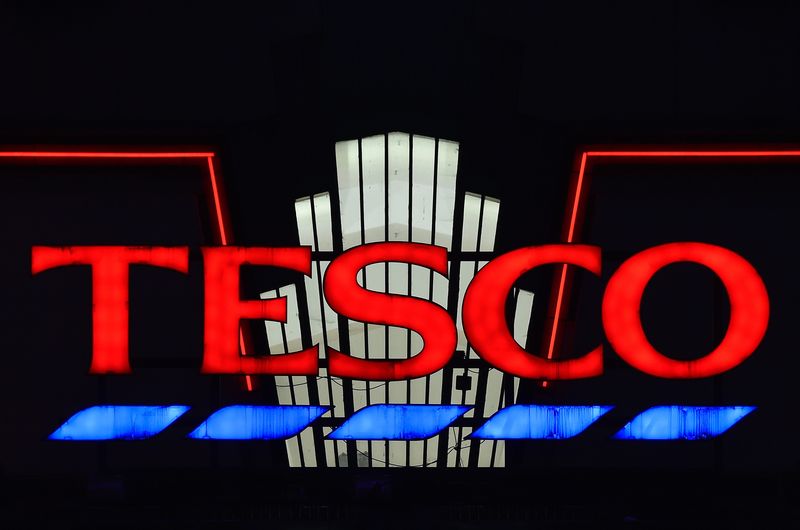 &copy; Reuters.  Tesco reports impressive Christmas, M&amp;S performing as expected