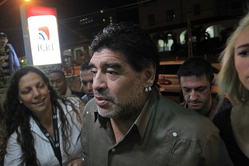 &copy; Reuters.  Maradona chega à Cuba para homenagear Fidel, a quem chamou de 'dono da equipe dos políticos'