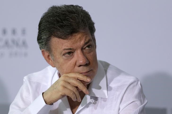 &copy; Reuters.  El presidente colombiano ordena parar los bombardeo a las FARC un mes