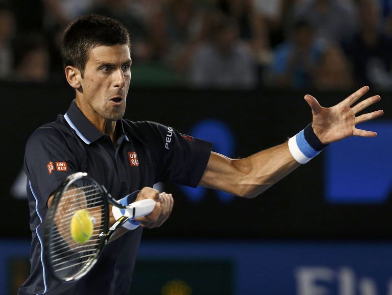 © Reuters. Djokovic avanza a la final del Masters ATP de Londres tras ganar a Nadal