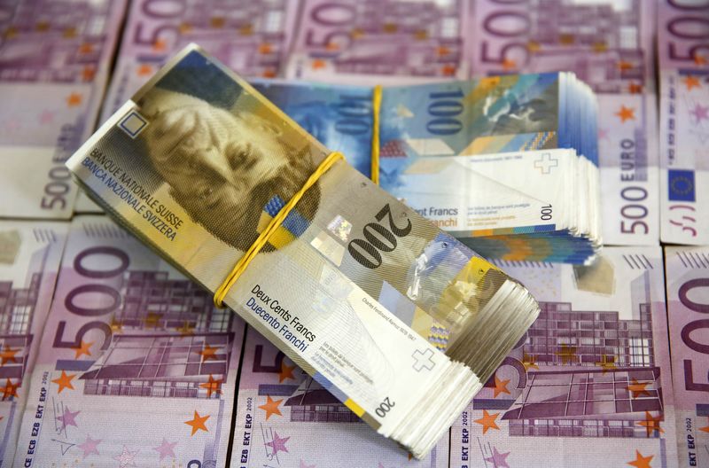&copy; Reuters.  Euro in calo contro il franco svizzero, continua la speculazione di un intervento 