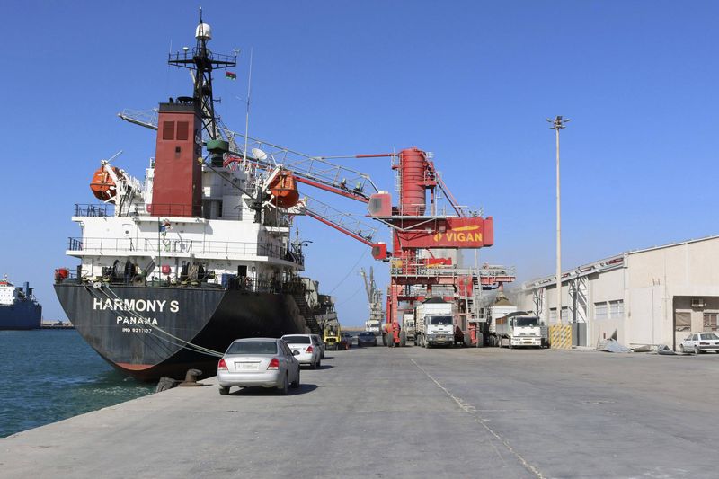 &copy; Reuters.  Colombia encuentra material bélico en un barco chino con destino a Cuba
