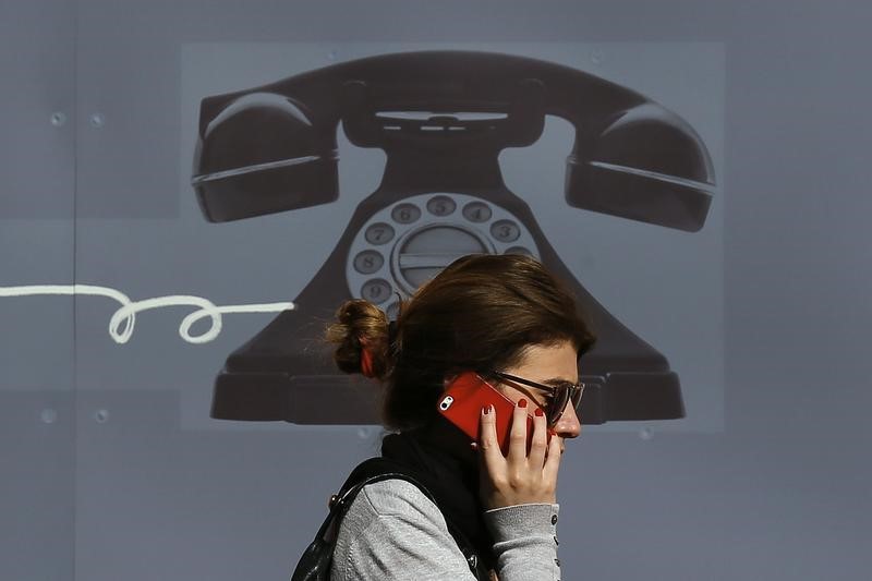 © Reuters. An elderly man talks on the phone