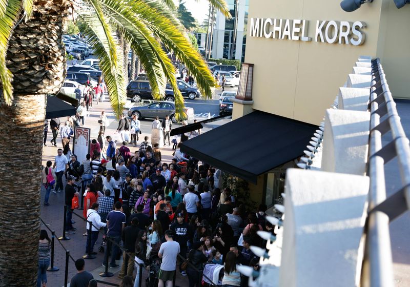 &copy; Reuters.  Michael Kors shares surge on earnings beat