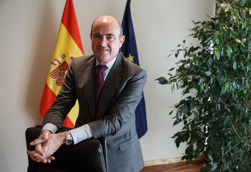 &copy; Reuters.  De Guindos afirma que la prórroga a España no corre peligro y está decidida