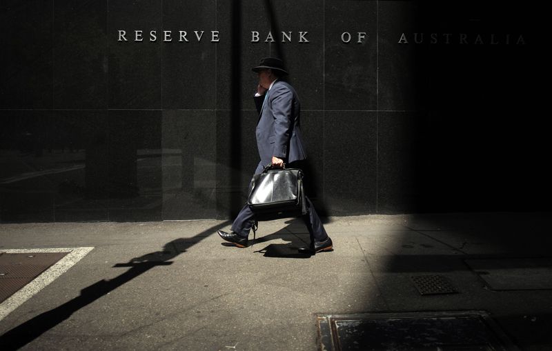 &copy; Reuters.  Australia shares hit near 1-yr peak on RBA easing hopes