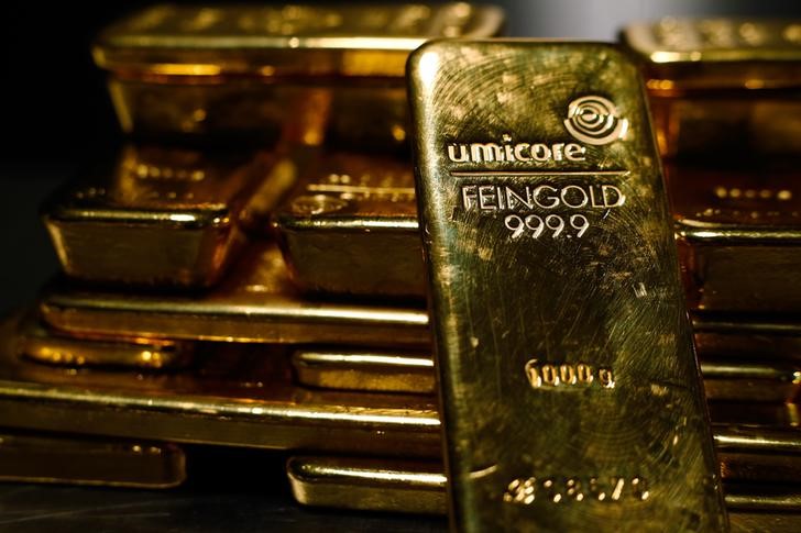 PRECIOUS-Gold holds firm on trade, growth worries; heads for weekly fall