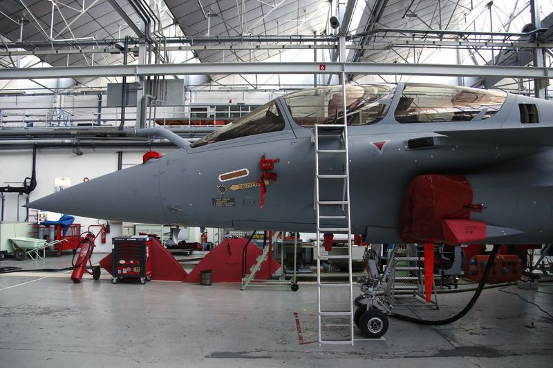 &copy; Reuters.  Dassault espera finalizar la venta de 36 cazas Rafale a India en un mes