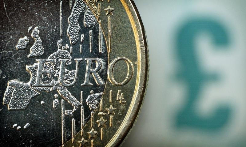 La libra baja; el euro sube al comienzo de una semana grande