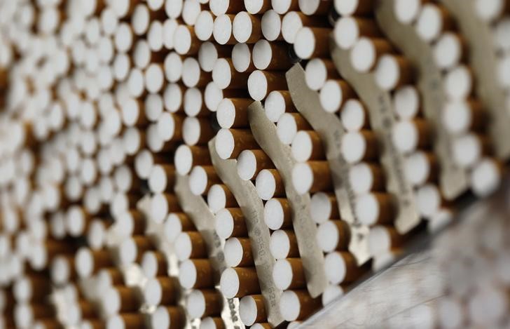 &copy; Reuters.  Irish parliament passes plain tobacco packaging law