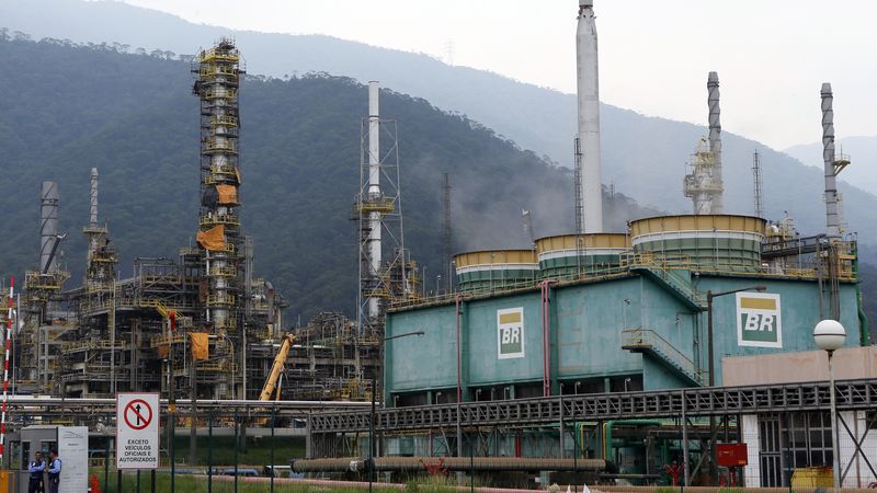 Ações: Petrobras lidera quedas após demissão de CEO; Ibovespa opera em baixa