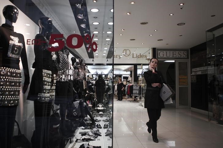 &copy; Reuters.  Ελλάδα: Ανεβάζουν ρολά τα καταστήματα - Κλειστό λιανεμπόριο σε Θεσσαλονίκη, Αχαϊα και Κοζάνη