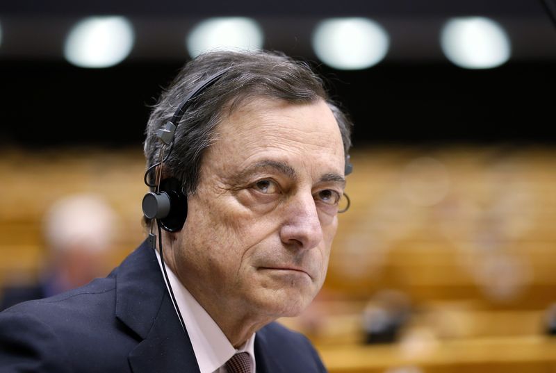 Draghi dice que hay demasiados bancos en Europa y por eso no son rentables
