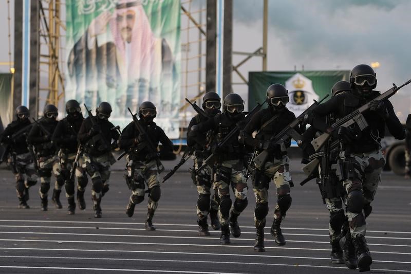 &copy; Reuters.  El petróleo se dispara un 6% tras el ataque de Arabia Saudí a Yemen