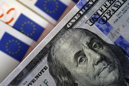 عاجل: الدولار ينزلق ويتخلى عن القمة.. و"الفائدة" تنعش آمال اليورو